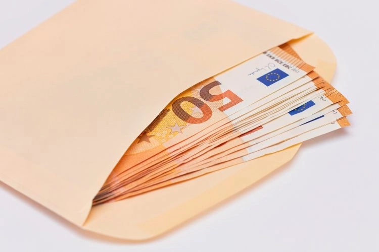 Billet dans une enveloppe pour représenter le salaire d'un hackeur éthique