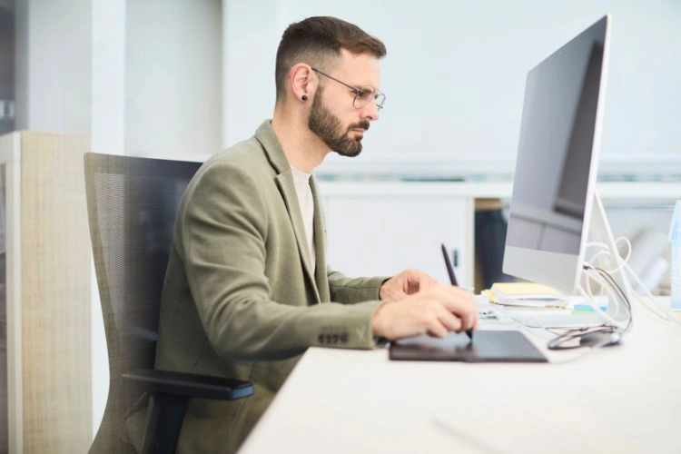 Homme devant son ordinateur en plein travail