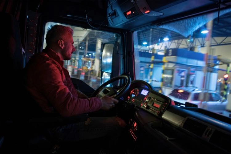 Chauffeur routier en pleine conduite la nuit