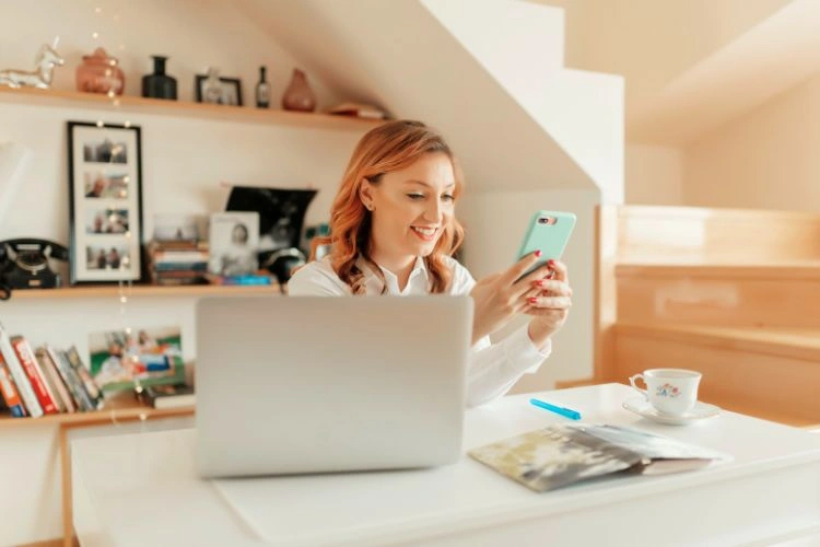 Femme gérant de la communication sur internet