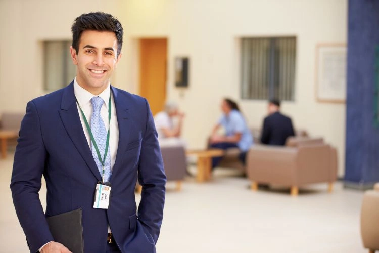 Homme consultant en action sociale