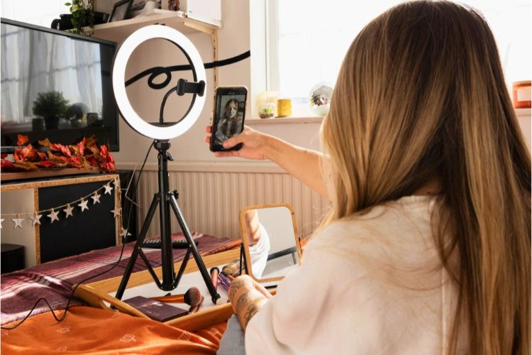 Femme créant du contenu sur les réseaux