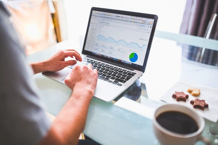 Data analyst devant son travail