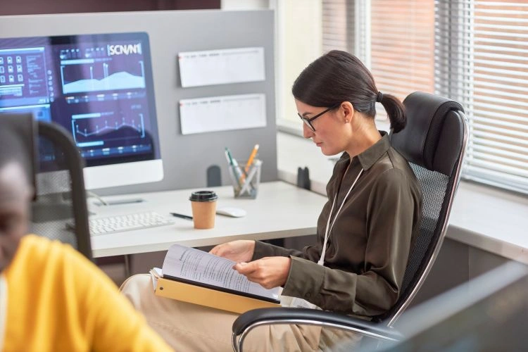 Femme en pleine analyse des données