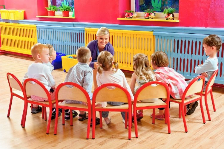 Directrice d'une crèche avec les enfants