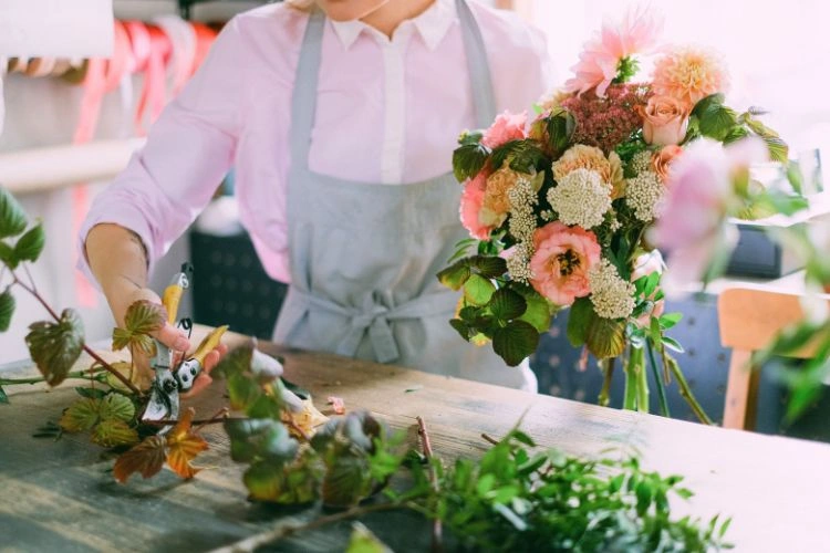 Femme s'occupant de ses fleurs