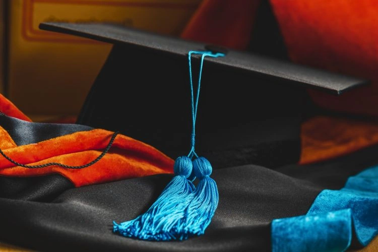 Tenue de diplômé pour représenter les études d'un consultant data