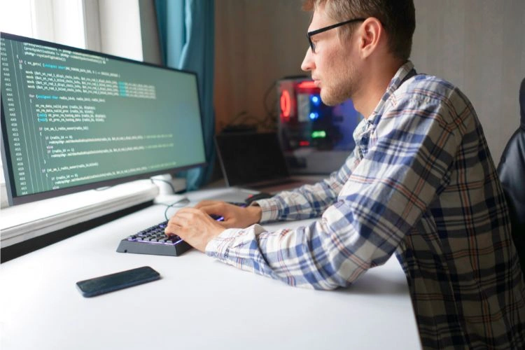 Gestionnaires de crise de cybersécurité en plein travail