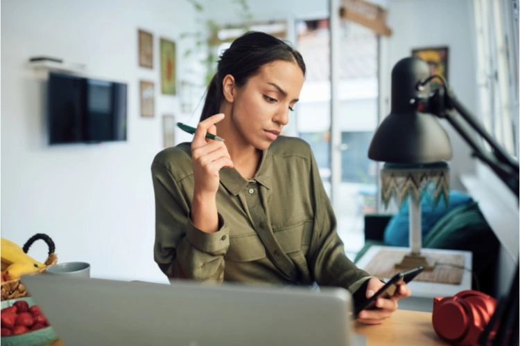 Femme en train de travailler