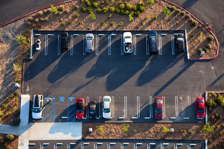 Vu de haut sur un parking d'entreprise
