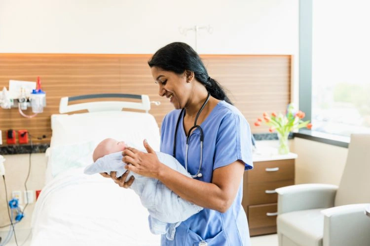 Sage-femme venant de faire accoucher un bébé