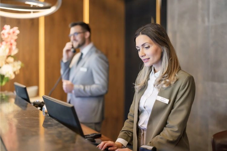 Concierge d'hôtel en plein travail