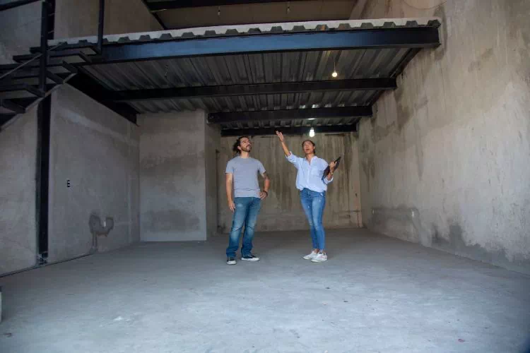 Agence immobilière montrant un local commercial