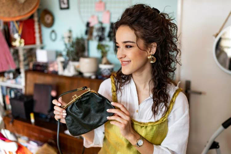 Antiquaire dans son magasin