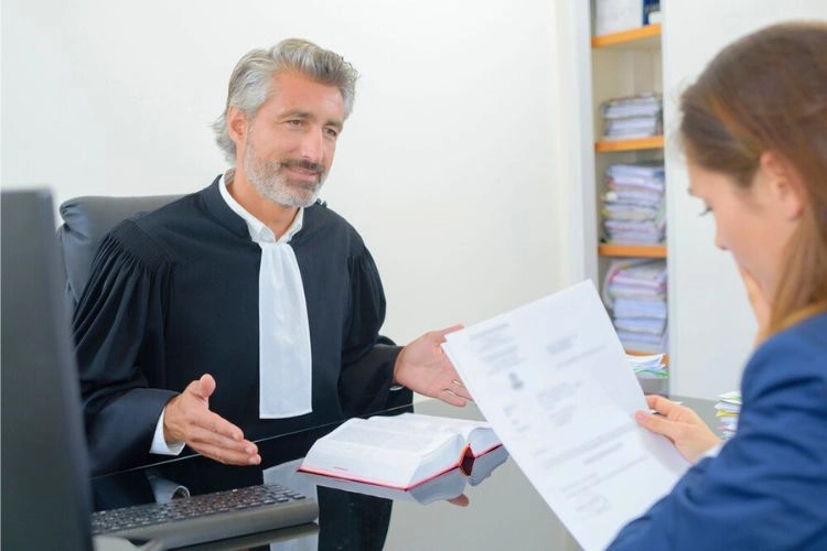 Avocat dans son bureau avec une cliente