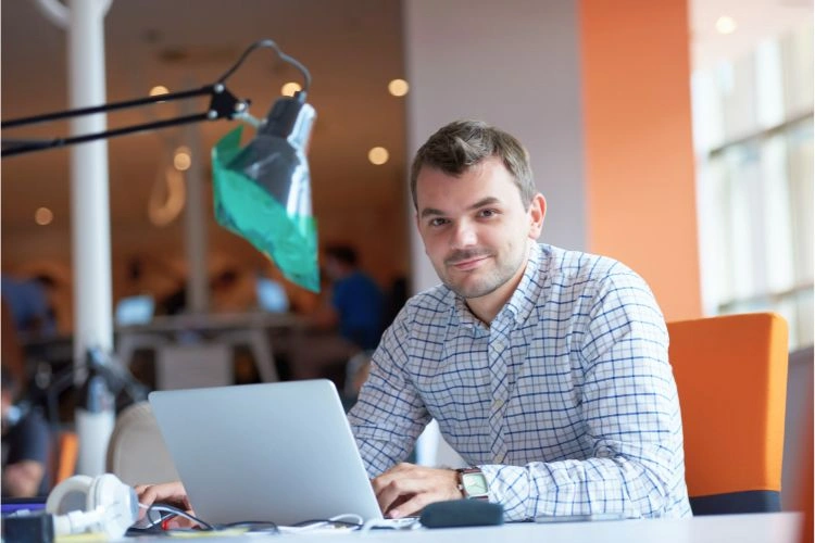 Business développer en plein travail
