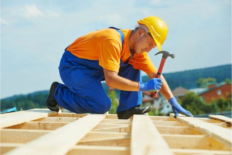 Homme travaillant sur la construction d'une maison