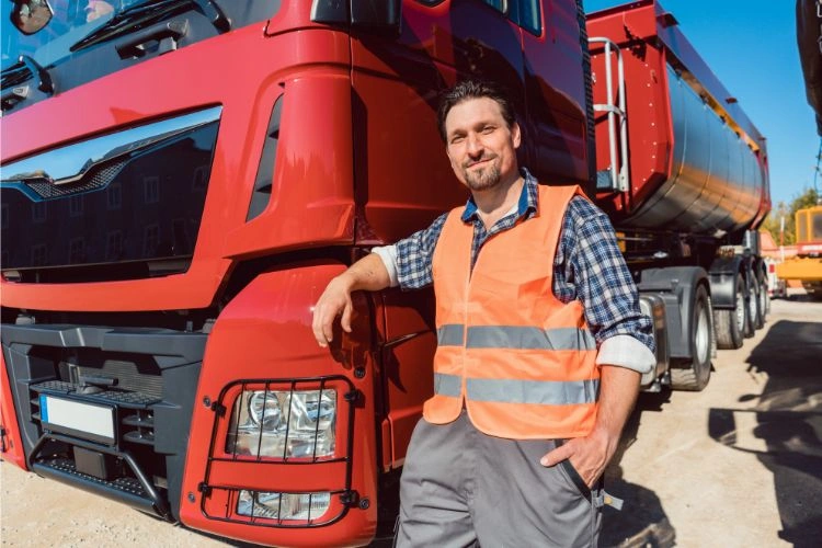 Homme devant son camion