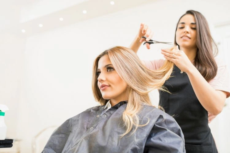 Coiffeuse en plein travail