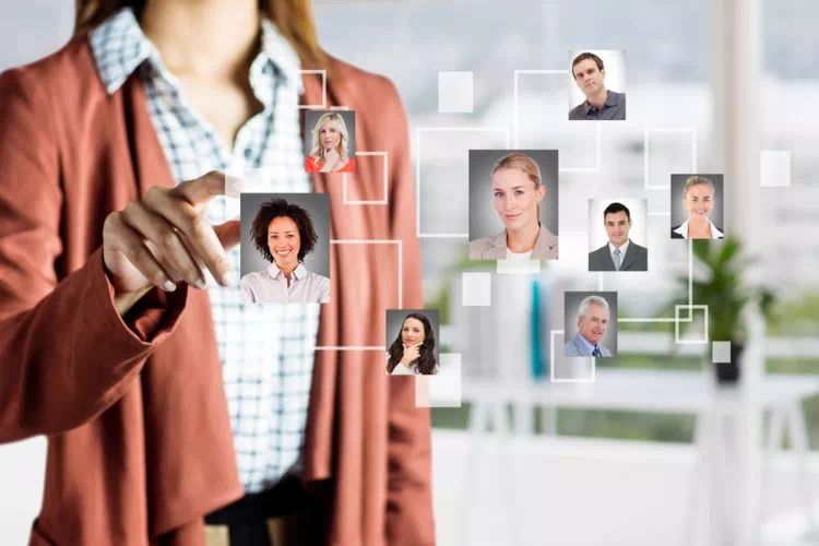 Collaboratrice RH travaillant sur un organigramme