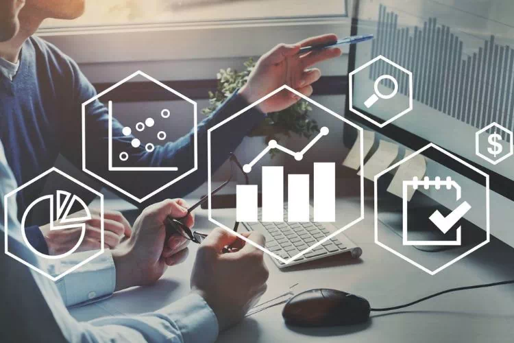 Collaborateurs travaillant ensemble sur un dossier