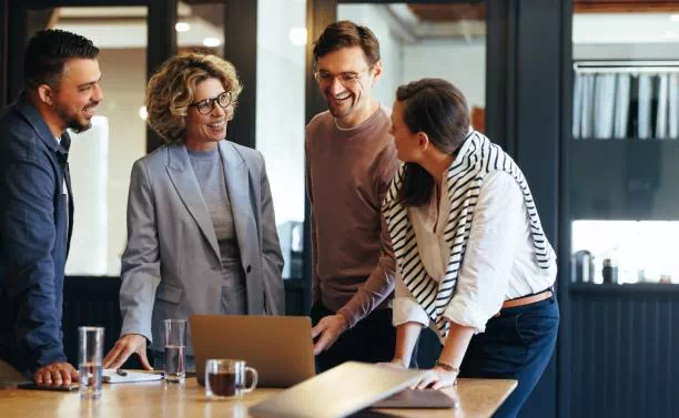 Collaborateurs travaillant ensemble sur un dossier
