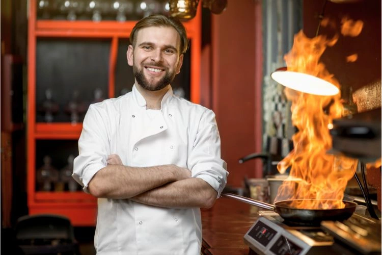 Cuisinier dans sa cuisine