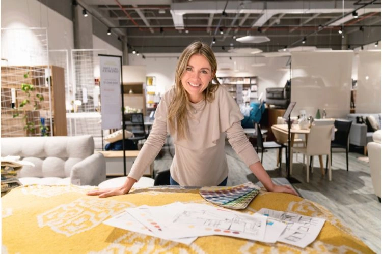 Femme en train de créer une décoration d'intérieur