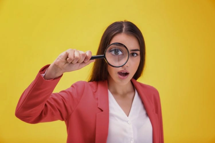 Femme avec une loupe