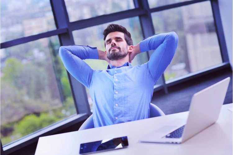 Homme relaxe dans son bureau