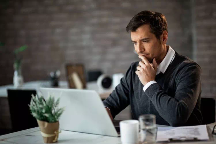 Entrepreneur en train de créer sa société en ligne