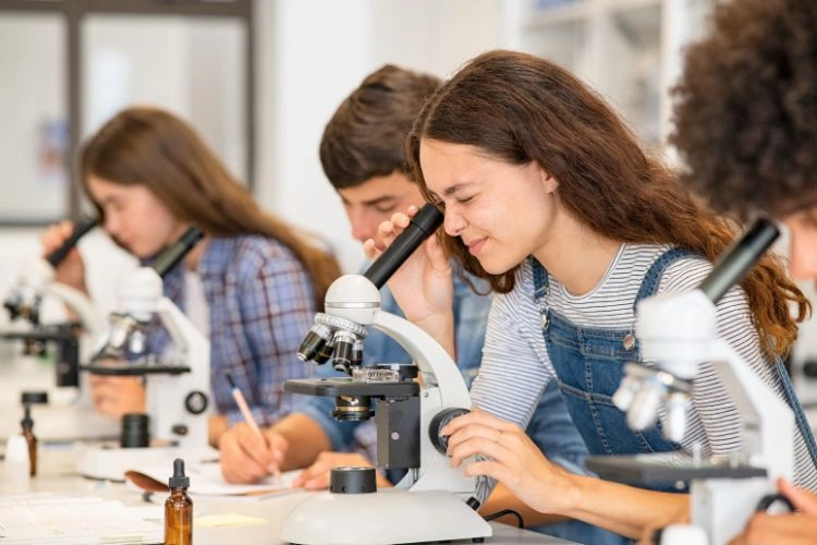 Jeune étudiant en biologie
