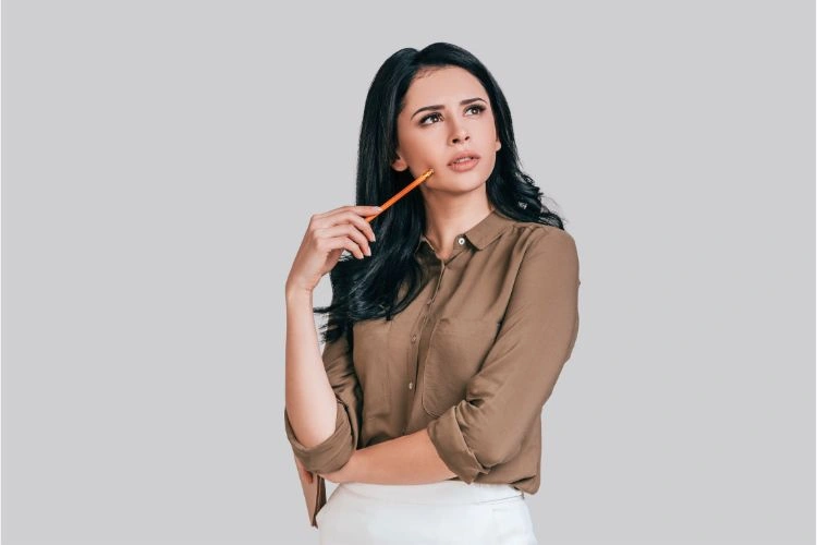 Femme en pleine réflexion