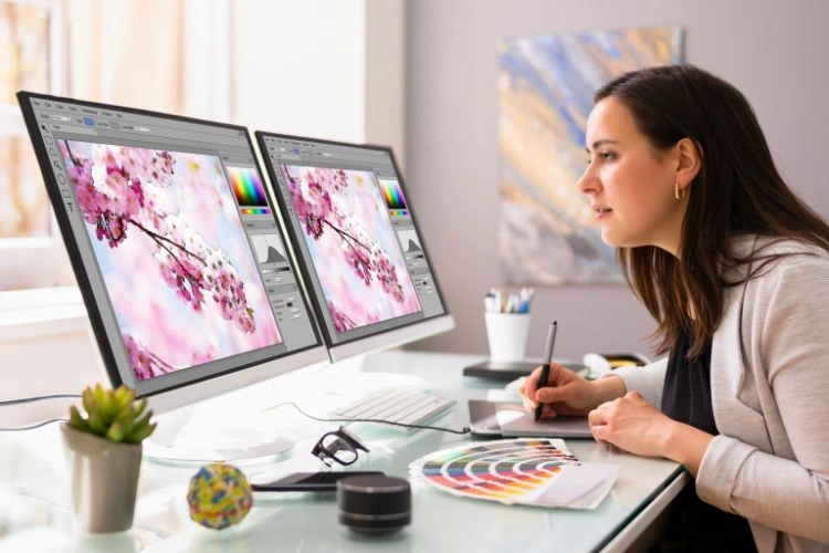 Femme graphiste en plein travail
