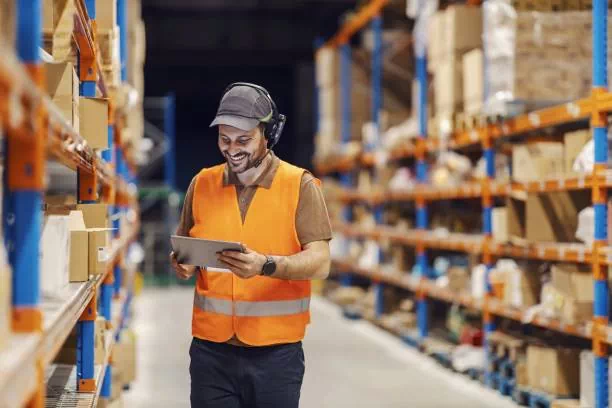Homme cherchant des produits dans un entrepôt