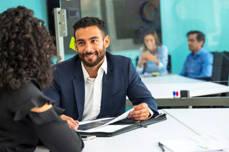 Manager en entretien avec l'un des membres de son équipe