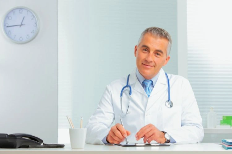 Homme médecin dans son bureau