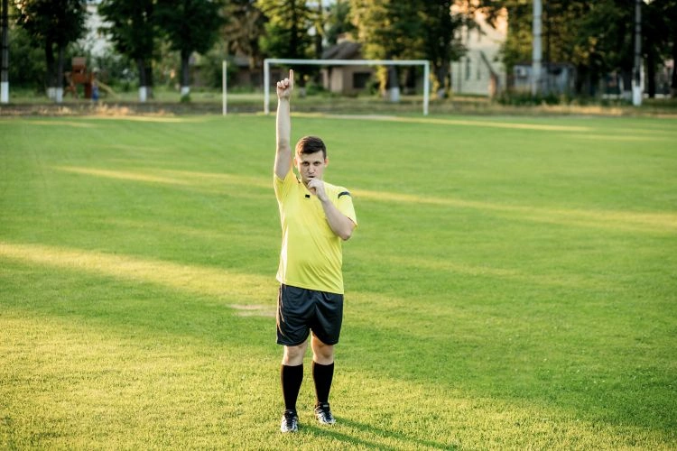Arbitre de football en plein match