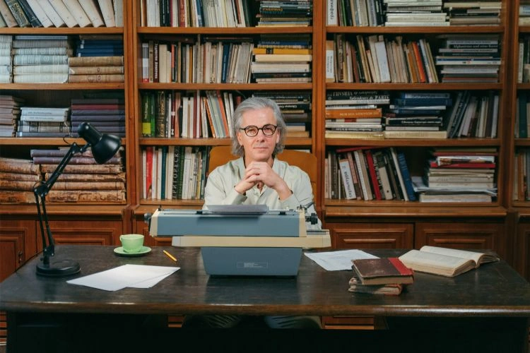 Bibliothécaire dans son bureau