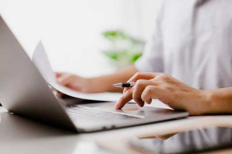 Personne remplissant un formulaire en ligne