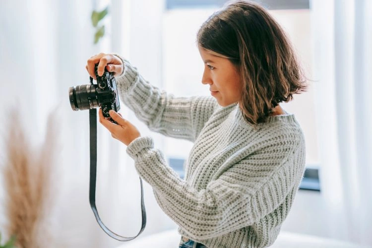 Femme en train de photographier
