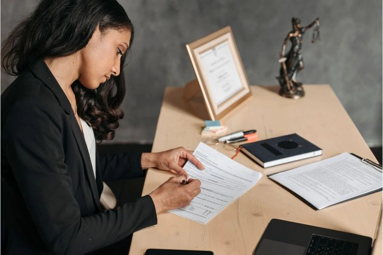 Femme en train de remplir des documents