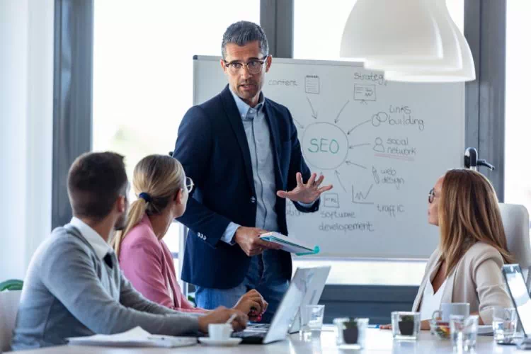 Réunion du service webmarketing d'une entreprise