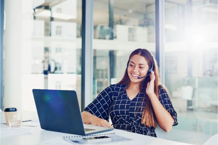 Femme en train de travailler sur son ordinateur