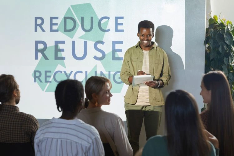Homme animant une conférence d'écotourisme