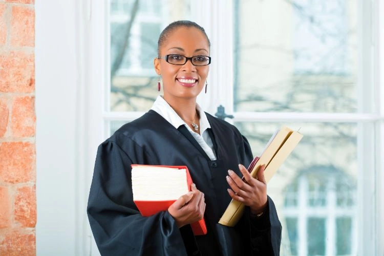 Avocate dans son travail