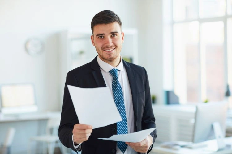 Banquier d'affaire dans son bureau