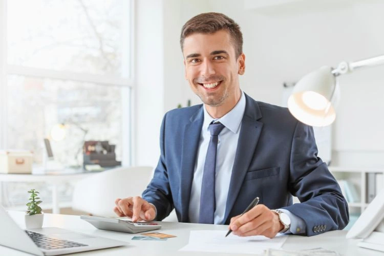 Homme dans son bureau