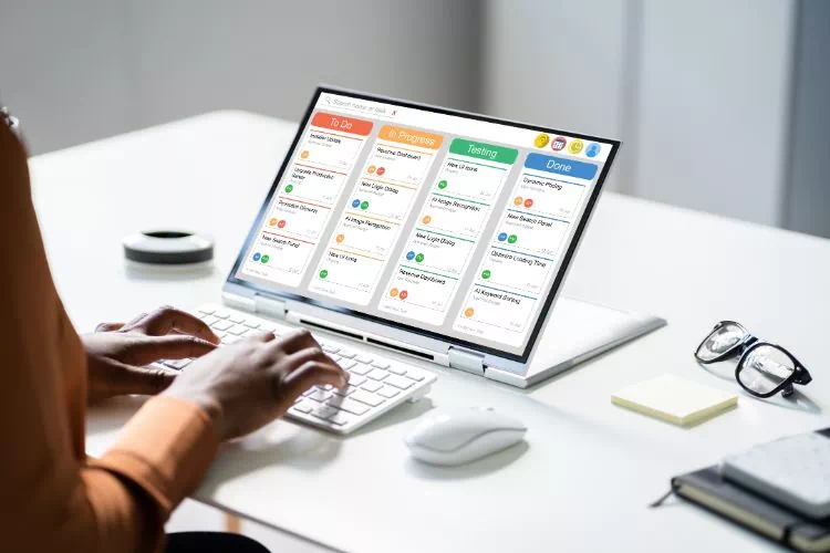 Collaborateur travaillant sur un outil de gestion de projet