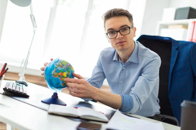 Directeur d'une agence de voyage dans son bureau